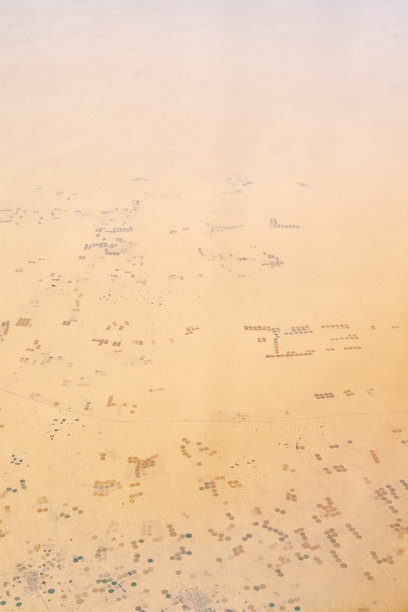 中央支点灌溉飞机鸟瞰辽阔的干旱区沙土农业工程。图片下载