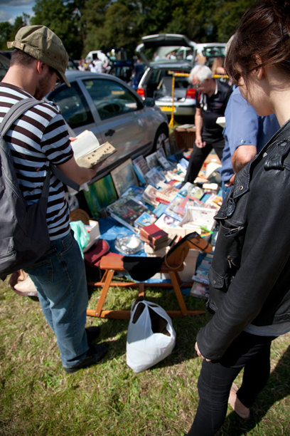 汽车boot sale在雷丁，英国图片下载