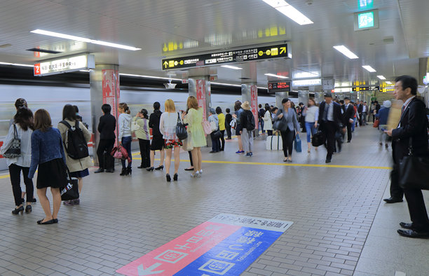 日本大阪的地铁通勤者图片下载