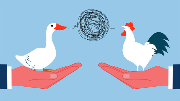 一只鸡和一只鸭在你的手掌上说话，无法理解对方的语言，沟通混乱，沟通问题或沟通障碍图片下载