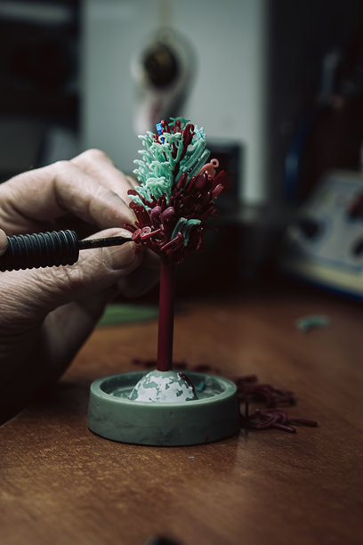 铸造前制作蜡树首饰，制作首饰的过程。手和加工的特写照片图片下载