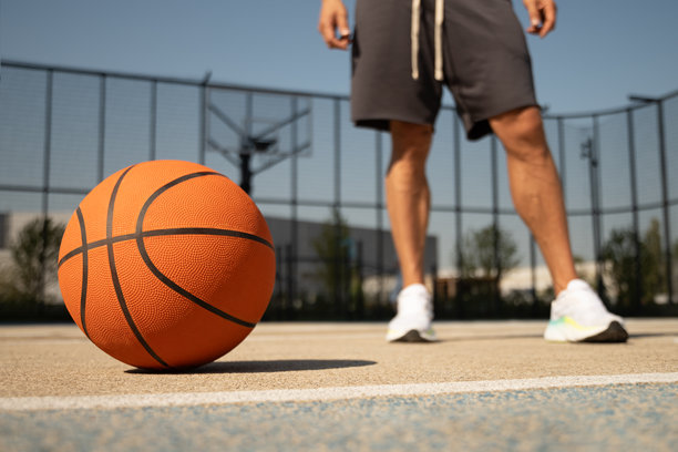 室外公共篮球场，篮球馆前是橘黄色的球。图片下载