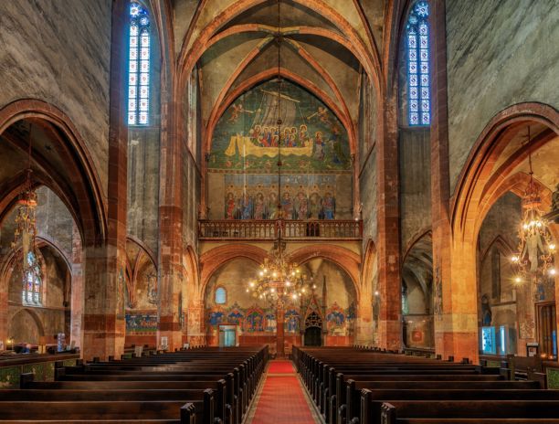 法国阿尔萨斯斯特拉斯堡圣皮埃尔教堂内部的广角照片。图片下载