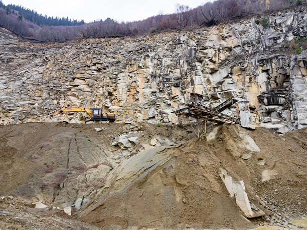 挖掘机液压锤工作采石场开采自然资源图片下载