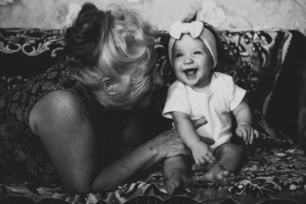 奶奶和孙女拥抱亲吻，曾祖母抱着小孩子的曾孙，黑白老照片图片下载