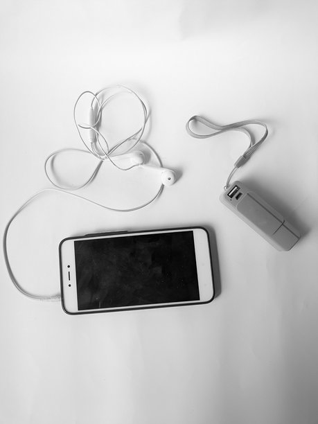 手机、耳机和充电宝图片下载
