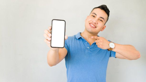 年轻人拿着一个空白屏幕的智能手机，用手势让你添加自己的内容图片下载
