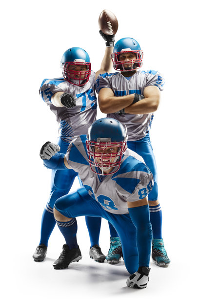 职业足球运动员。运动的情感。年轻的足球运动员。运动的胜利。白色背景。足球的概念图片下载