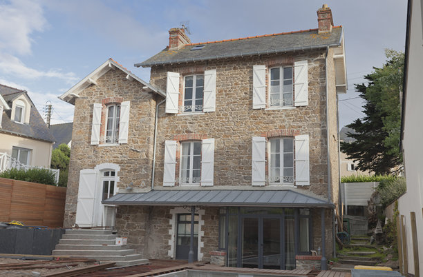 布列塔尼的石头房子，在木制露台上工作图片下载