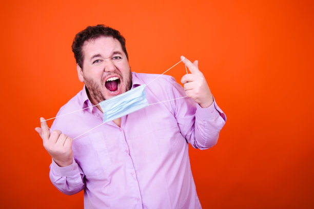 快乐和乐趣。有趣的醉酒成年男子在橙色背景下跳舞。图片下载