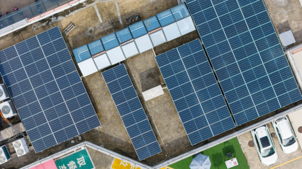 屋顶上的太阳能光伏玻璃充电板的航拍照片图片下载