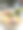 碗里装着本尼迪克特鸡蛋和牛油果、菠菜和猕猴桃汁混合的绿色饮料，冰块，放在牛仔布杯垫上，碗里装着生菜、樱桃番茄和萝卜片的配菜沙拉，白色盘子里的油炸早餐，露天用餐的女人图片下载