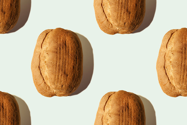 构图从面包与阴影在蓝色柔和的颜色背景。壁纸，背景和纺织品的无缝图案图片下载