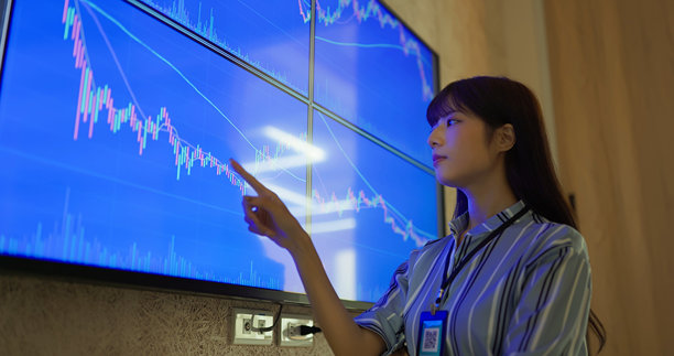 女商人监视股票市场图片下载