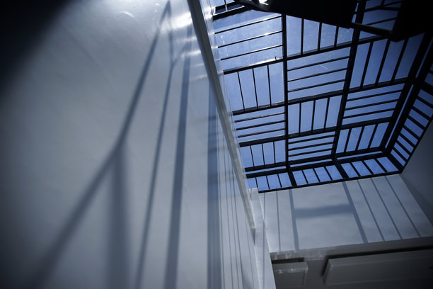 抽象的屋顶由铁和透明玻璃制成图片下载