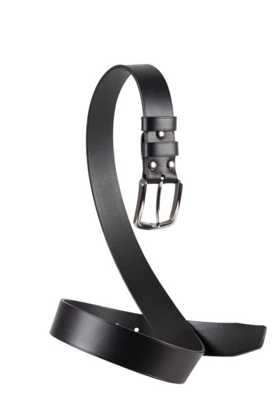 黑色皮带与金属扣是美丽的弯曲和孤立的白色背景。图片下载