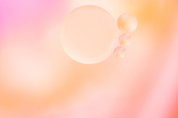 微距照片的桃子模糊油泡沫对软模糊的背景。图片下载
