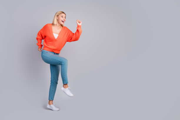 漂亮的年轻女孩的全尺寸照片运行空白空间孤立的灰色背景图片下载