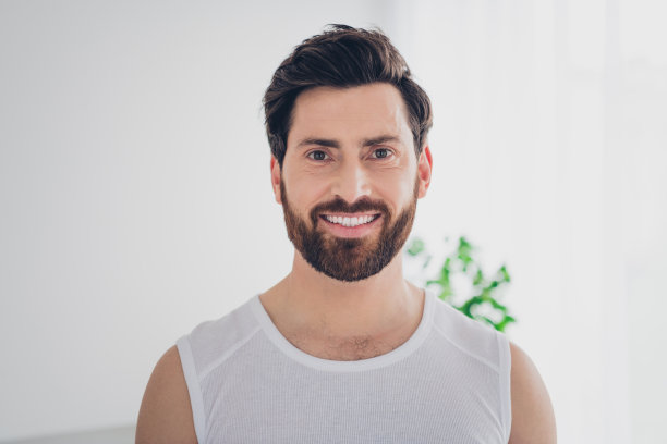 有吸引力的漂亮的运动强壮的大胡子男子的照片在室内的房子家庭体育馆日光图片下载