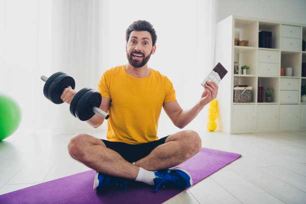 有吸引力的好强壮的男人做体育锻炼的照片举起沉重的壶铃在室内房子家庭健身房图片下载