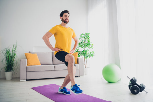 有吸引力的有趣的家伙运动服享受早上体操微笑在室内房间家里房子的照片图片下载