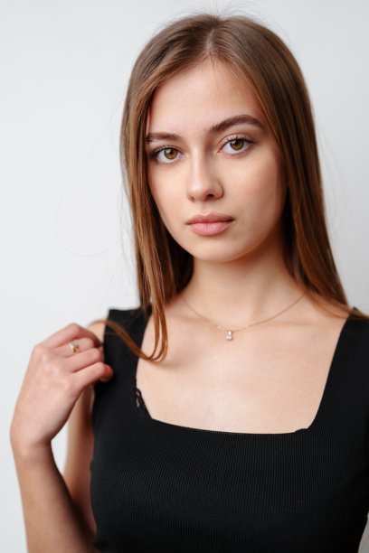 穿着黑色背心的年轻女子看着镜头图片下载