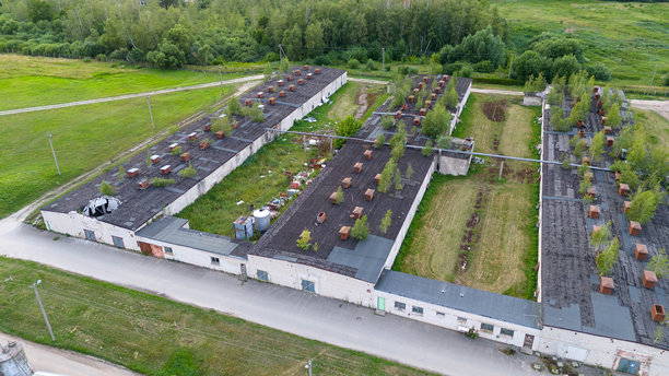 无人机拍摄的一个旧的室内废弃养鸡场在夏天的一天图片下载