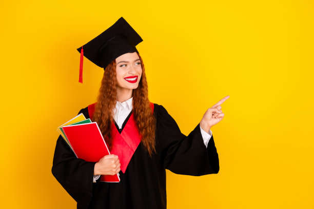 可爱女孩的照片毕业穿黑色长袍完成大学课程推荐空白空间孤立在黄色背景图片下载