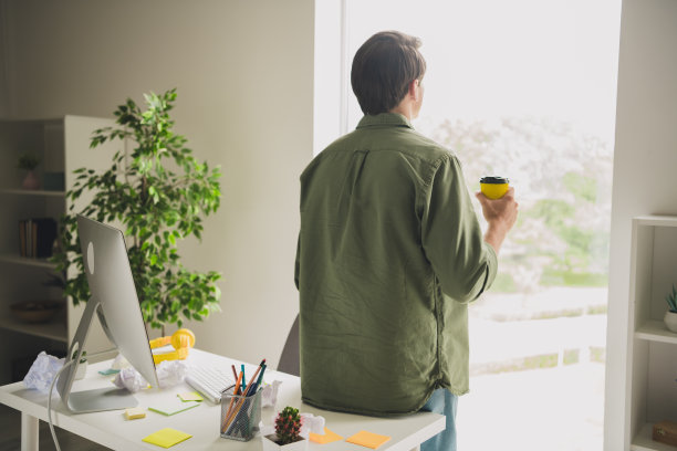年轻梦幻的好男人穿着时尚的衣服放松休息办公室室内的照片图片下载