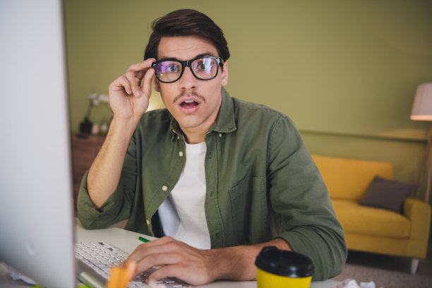 照片迷人的年轻人聚会后庆祝周末放松休息室内客厅家房子公寓图片下载