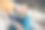 照片年轻迷人的家庭女士穿着蓝色休闲衬衫在室内阁楼现代设计公寓客厅独自坐着看书图片下载