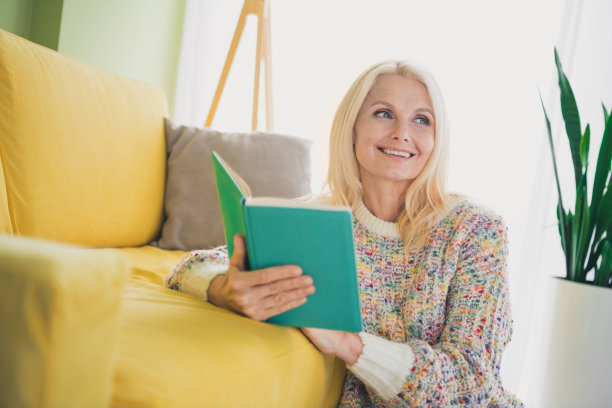 漂亮的老妇人的照片看书沉思穿套头衫客厅公寓室内图片下载