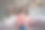 照片中闪亮可爱的女孩穿着白色格子衬衫，微笑着在房子里的公寓房间里发短信图片下载