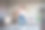 照片中闪亮可爱的女孩穿着白色格子衬衫，戴着耳机，在房子公寓房间里听着现代设备图片下载