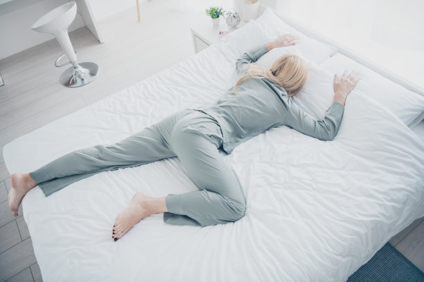 完整尺寸以上查看照片漂亮的年轻女子睡舒适的床睡衣白色室内卧室公寓室内图片下载