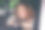 震惊的漂亮女士穿着白衬衫微笑着开着租来的汽车在城市街道外的照片图片下载