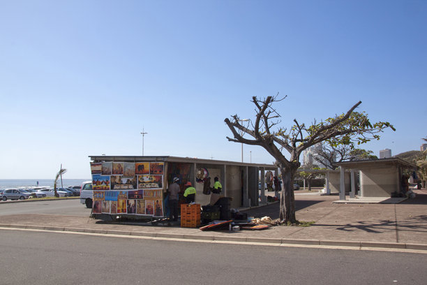 德班海滩的街头摊贩摊位图片下载