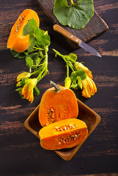 木桌上的新鲜南瓜，生南瓜图片下载