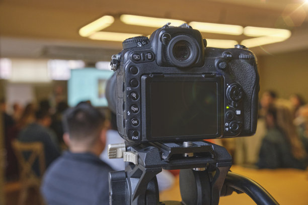 一架照相机对着一群人图片下载