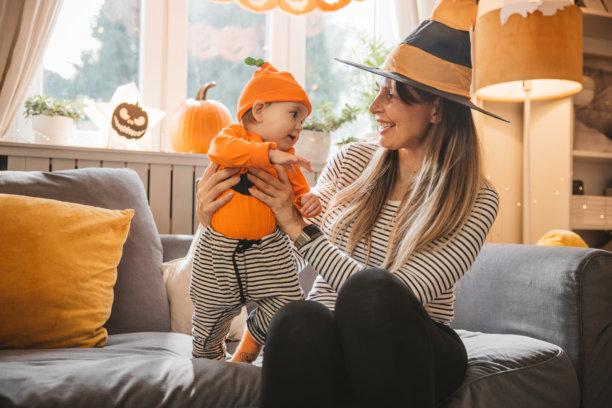 宝宝的第一个万圣节图片下载