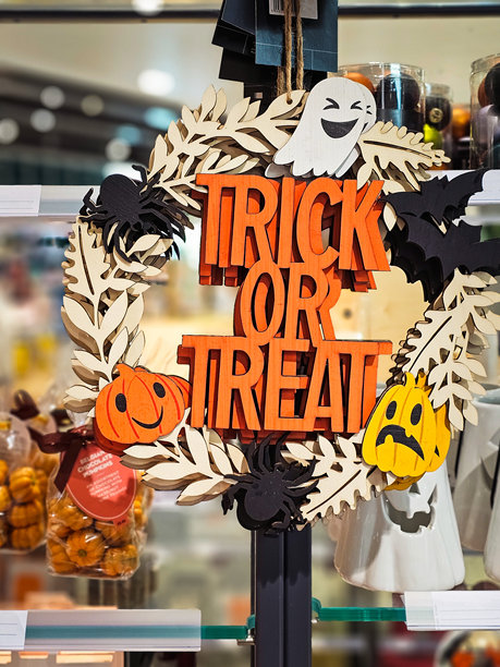 精选的万圣节装饰在商店展示图片下载