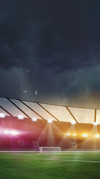 足球场的3D渲染，看台在黑暗，忧郁的天空下，被明亮的聚光灯照亮，等待即将到来的足球比赛。图片下载