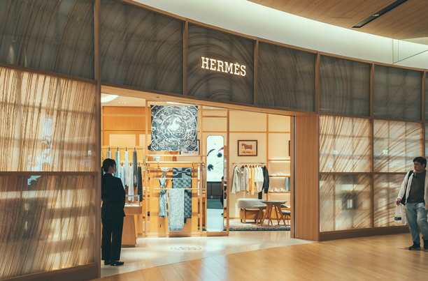 在大阪关西国际机场免税店内，法国奢侈设计品牌爱马仕专卖店。图片下载