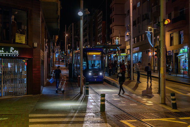 人们在夜街等电车图片下载