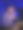 特写照片中，红头发的男人留着长长的波浪发型，穿着休闲服，有图案的夹克，黑色牛仔牛仔裤，戴着深蓝色的帽子，拿着一次性饮料杯，用吸管喝水，这是前景的焦点图片下载