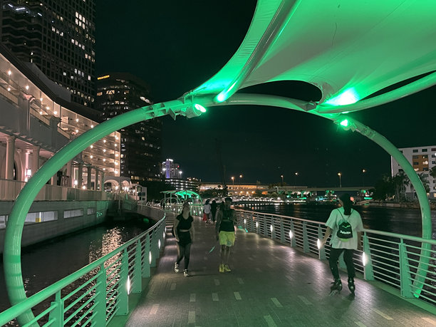 晚上在河滨步道上图片下载