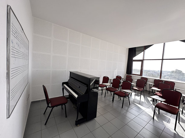 空教室里的钢琴图片下载