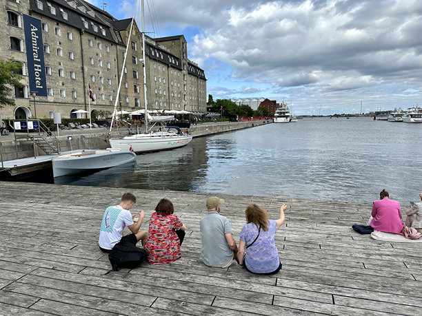 殖民时期的仓库建筑变成了哥本哈根和人们的公寓图片下载