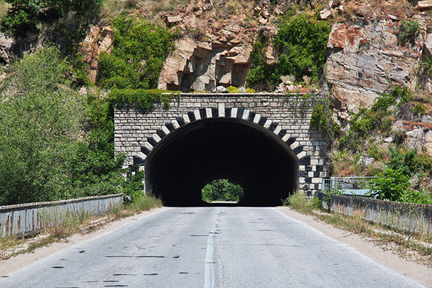 保加利亚罗多比山的隧道图片下载