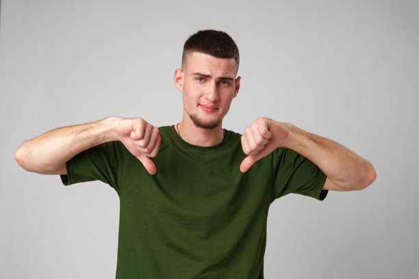 工作室里穿着绿色t恤的年轻人指着下面图片下载